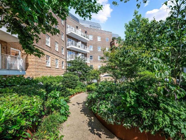 Flat for sale in Oxted, Hillview