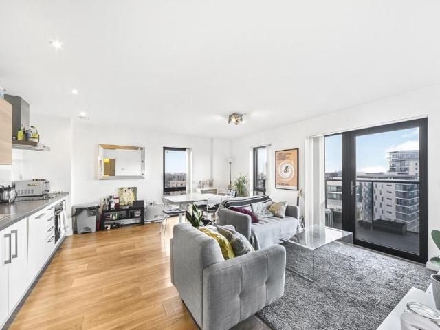 Flat for sale in Poplar Grove, Greater London