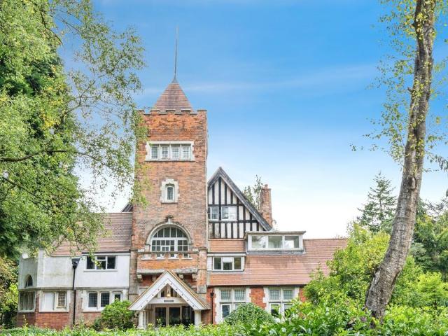Flat for sale in Fole, Surrey