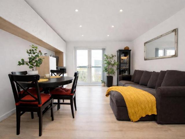 Flat for sale in Elstree and Borehamwood, Borehamwood