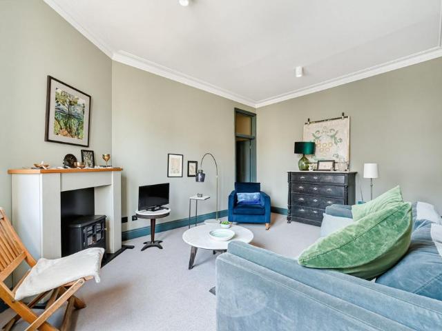 Flat for sale in Clapham Junction, Greater London