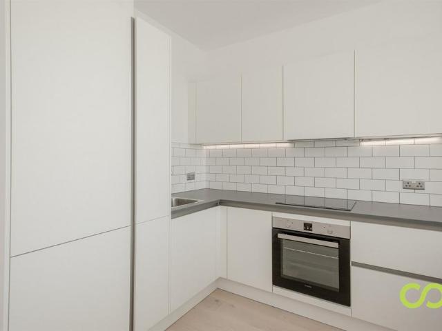 Flat for sale in London Borough of Hounslow, Strand