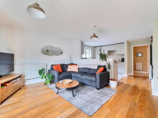 Flat for sale in Oakwood, Greater London