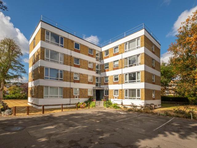 Flat for sale in London Borough of Richmond upon Thames, Greater London