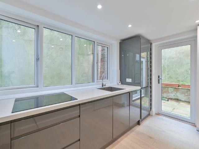 Flat for sale in Herne Hill, Greater London