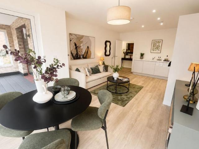 Flat for sale in London Borough of Hounslow, Greater London