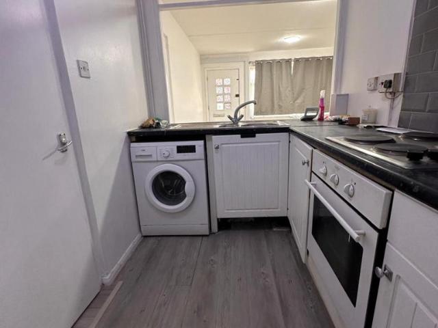 Flat for sale in Croydon, Broad Green