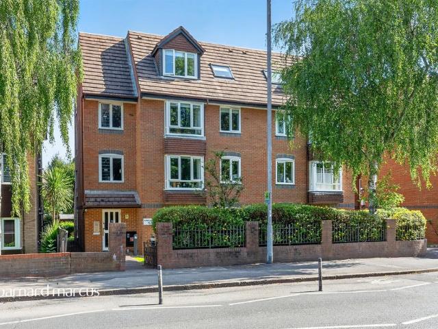 Flat for sale in New Malden, Greater London
