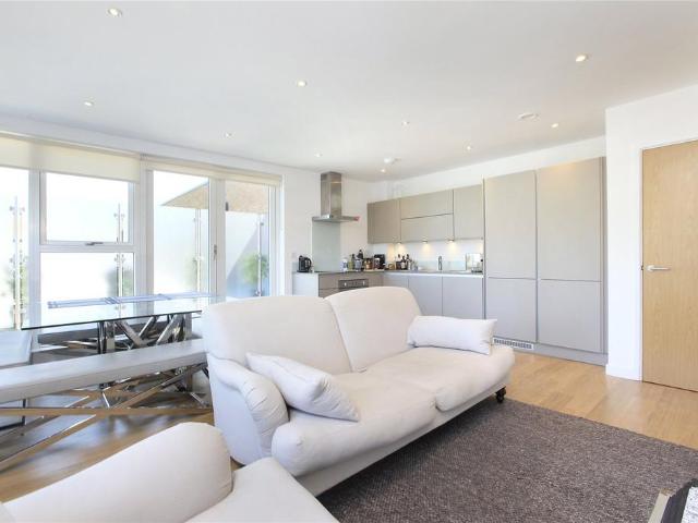 Flat for sale in Balham, Greater London