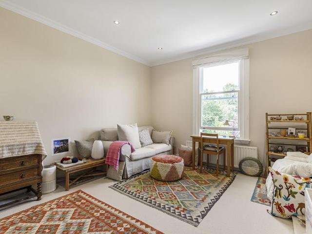Flat for sale in London Borough of Wandsworth, Greater London