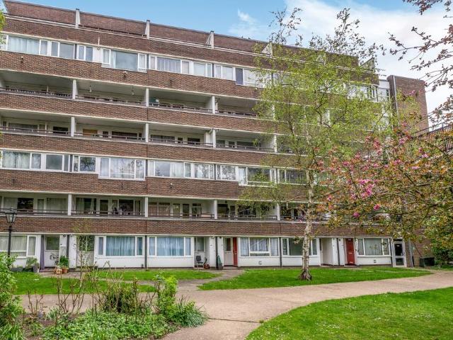 Flat for sale in Hayes, Greater London