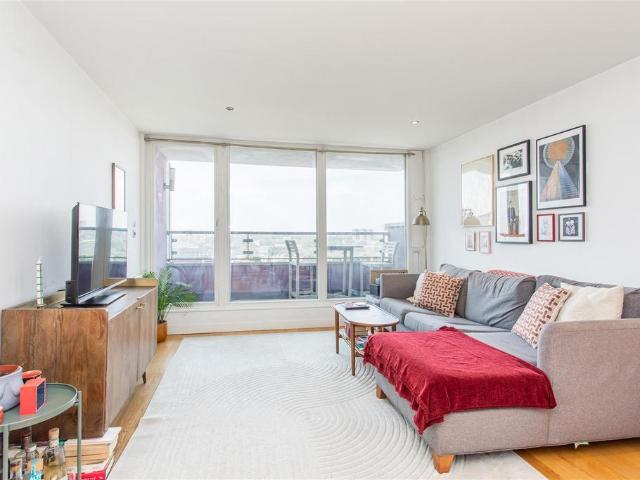 Flat for sale in Bromley-by-Bow, Bow