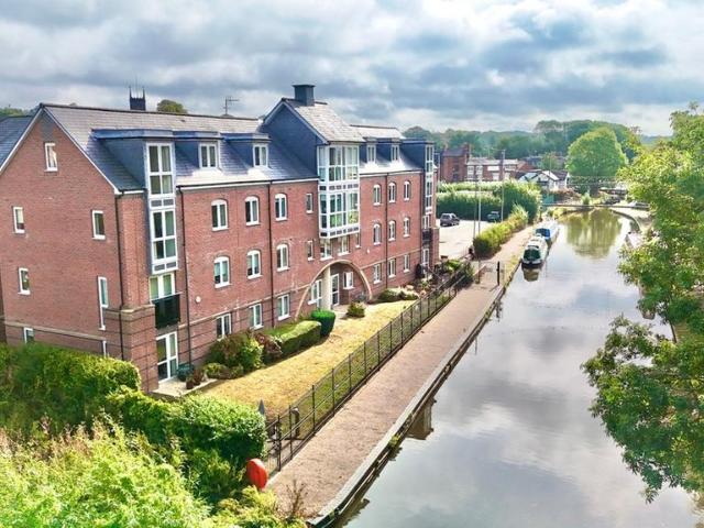 Flat for sale in Stone, Baswich