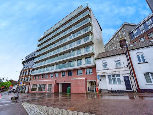Flat for sale in Spring Park, Luton