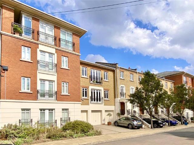 Flat for sale in Petersham, Greater London