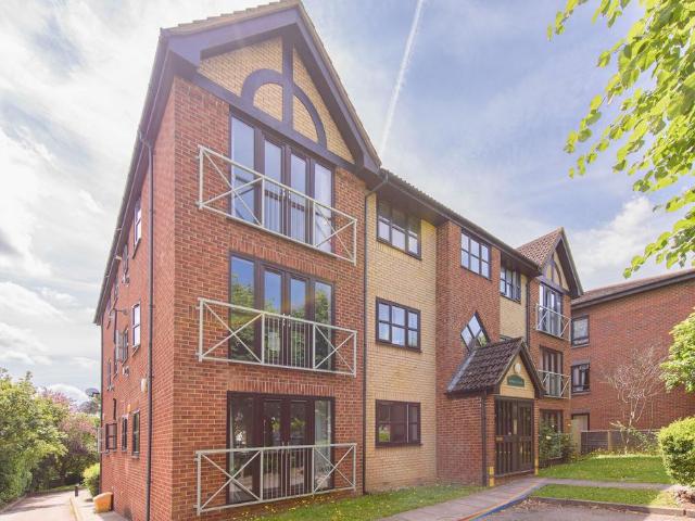 Flat for sale in North Finchley, Greater London