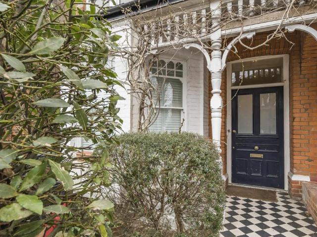 Flat for sale in Fortis Green, Greater London