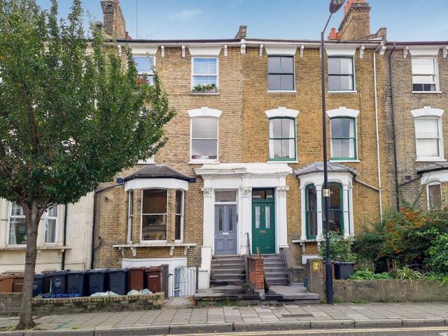 House for sale in Shacklewell, Greater London