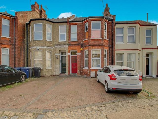 Flat for sale in North Finchley, Greater London