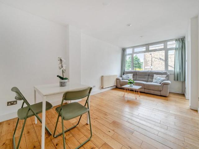 Flat for sale in Shepherd's Bush, Greater London