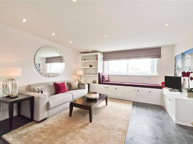 Flat for sale in Saint Giles, Bloomsbury
