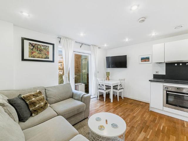 Flat for sale in London Borough of Ealing, Greater London