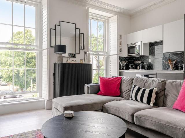 Flat for sale in Stockwell, Greater London