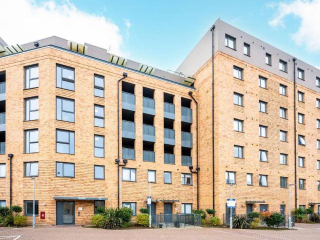 Flat for sale in New Malden, Greater London