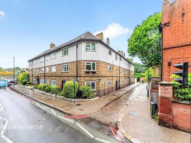 Flat for sale in Battersea, Greater London