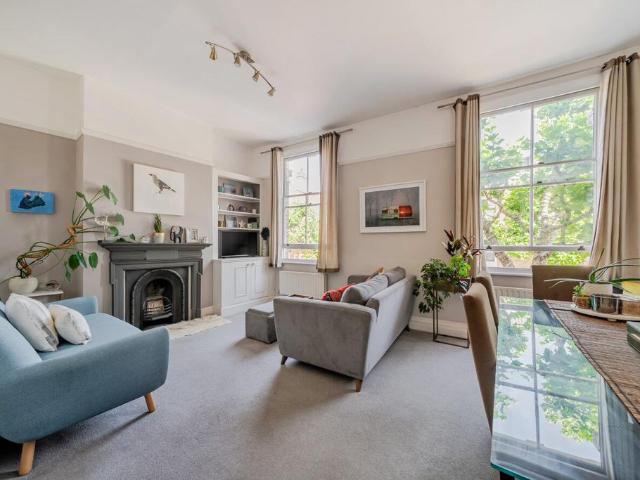 Flat for sale in Clapham Junction, Greater London