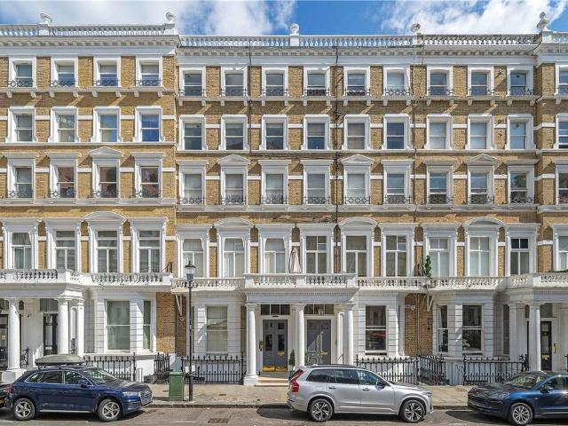 Flat for sale in South Kensington, Greater London