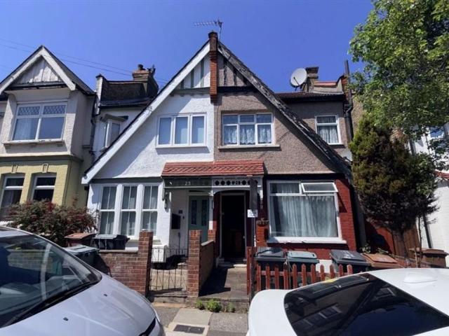 Flat for sale in Highams Park, Greater London