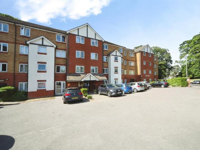 Flat for sale in Spring Park, Luton