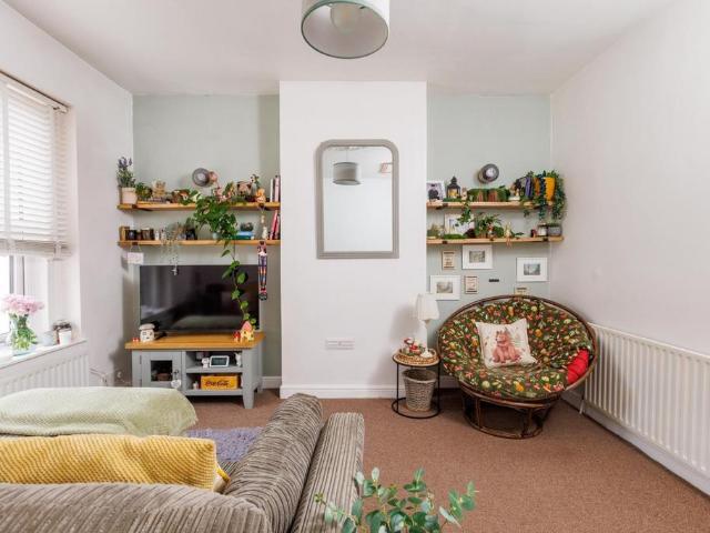 Flat for sale in Kingswood