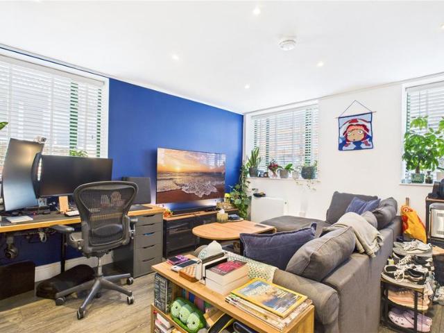 Flat for sale in Heol-las, Surrey