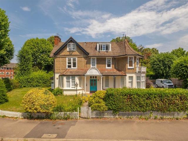 Flat for sale in Surbiton, Greater London