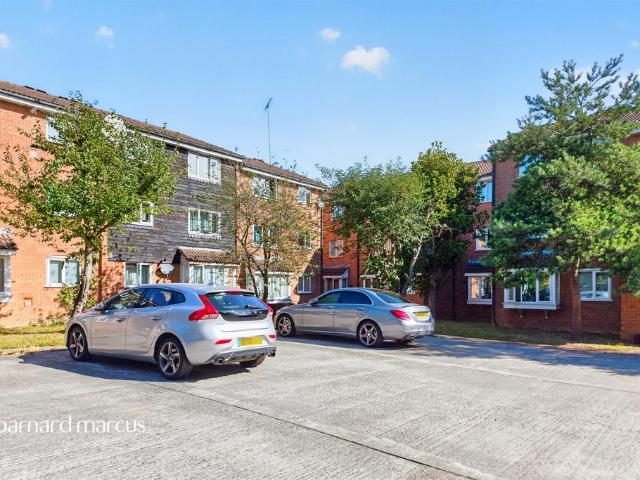 Flat for sale in Colney Hatch, Greater London