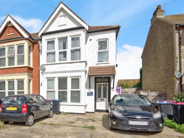 Flat for sale in Alton Barnes, Essex