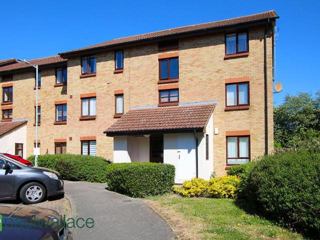 Flat for sale in Broxbourne, Hertfordshire