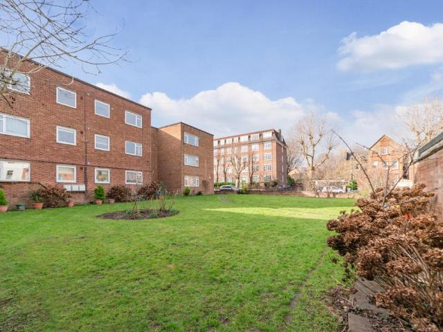 Flat for sale in Brondesbury, Greater London