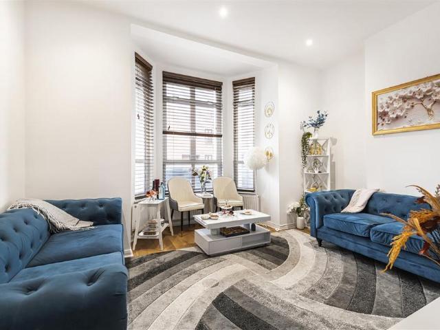Flat for sale in Shepherd's Bush, Greater London