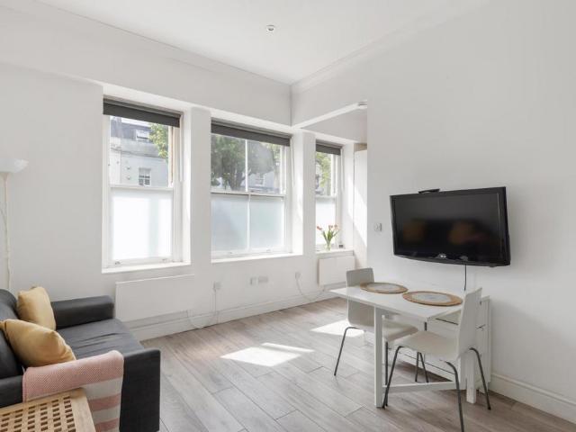 Flat for sale in Clapham Junction, Greater London