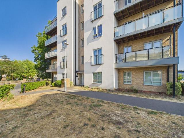 Flat for sale in Easthampstead, Bracknell