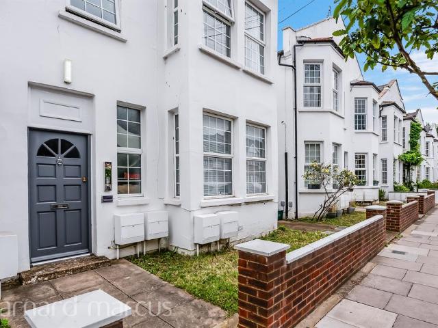 Flat for sale in London Borough of Merton, Collier's Wood