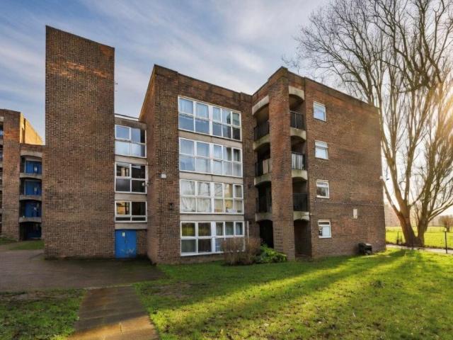 Flat for sale in London Borough of Hounslow, Greater London