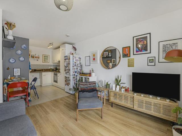 Flat for sale in Woodberry Down, Stoke Newington
