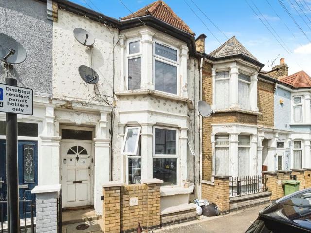 Flat for sale in Upton, Greater London