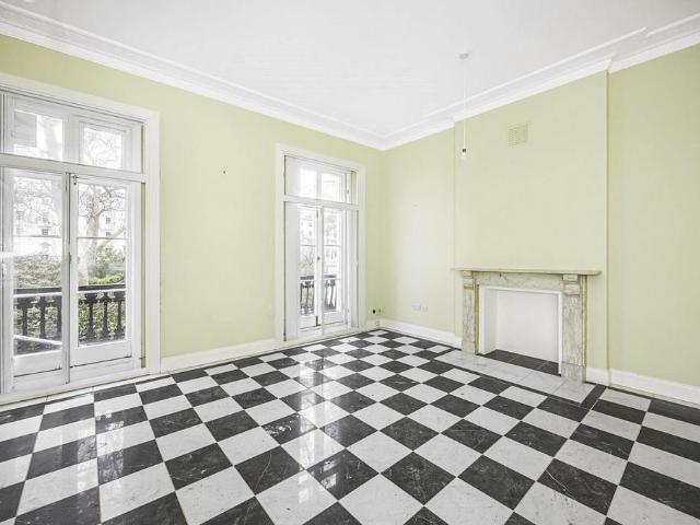 Flat for sale in Victoria, Greater London