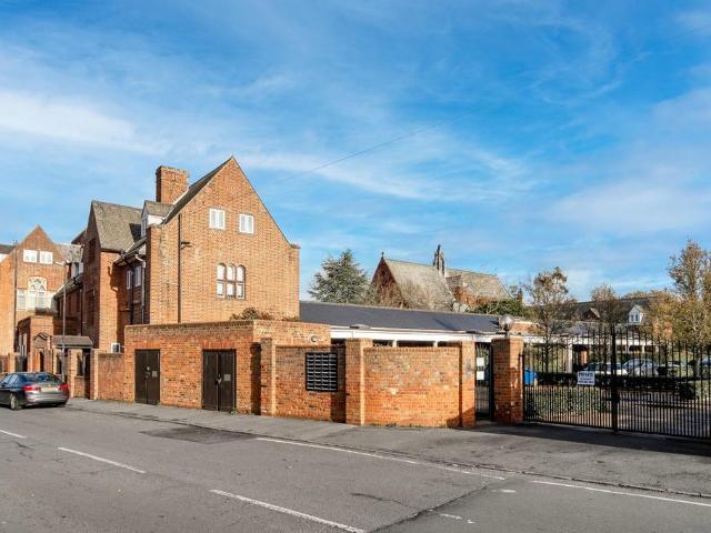 Flat for sale in Clewer Village, Windsor
