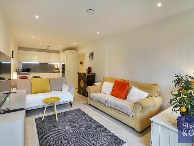 Flat for sale in London Borough of Hounslow, Spring Grove